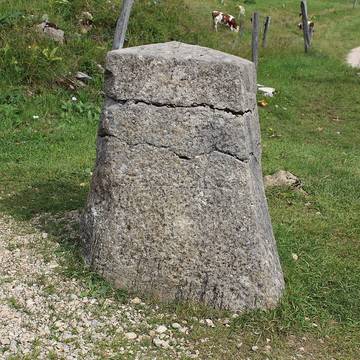 Borne au Lion de Chézery-Forens